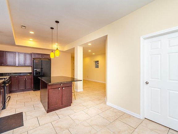 4th image of 7554 N Claremont Ave #G