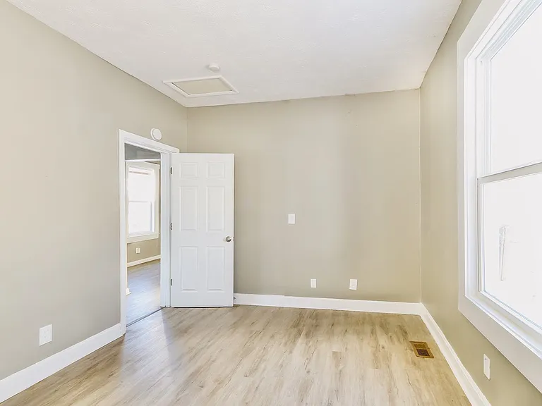 247872_026_bedroom_13510456.jpg