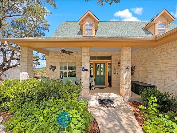 3rd image of 800 Five Oaks Cir