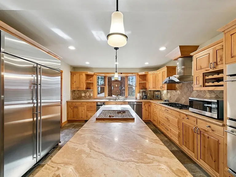 458 Center St — Photo 31