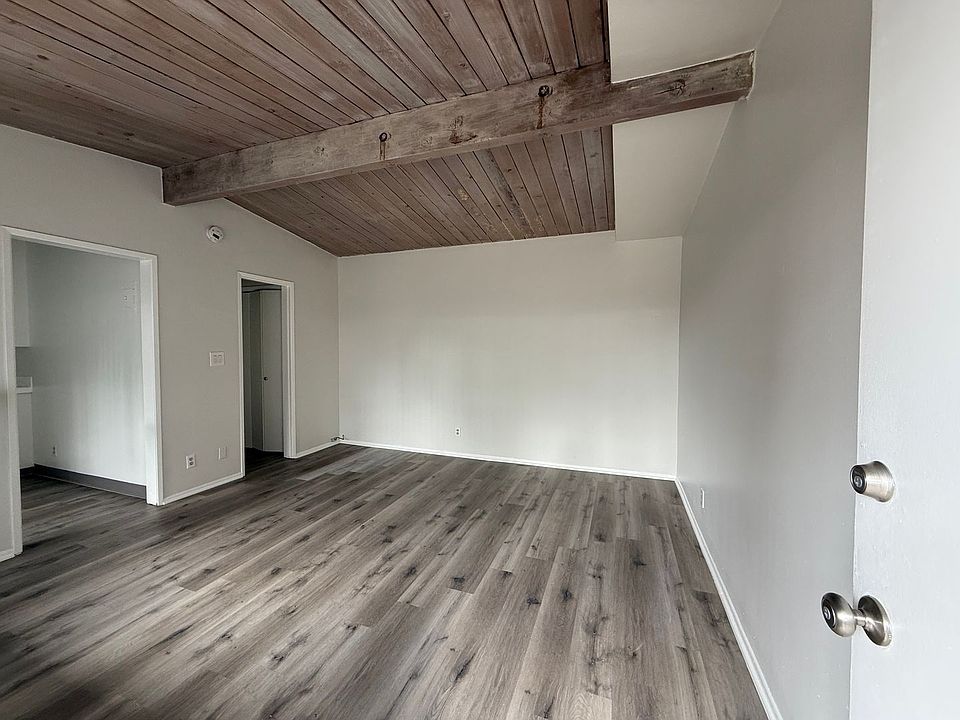 1st image of 21900 Saticoy St #33