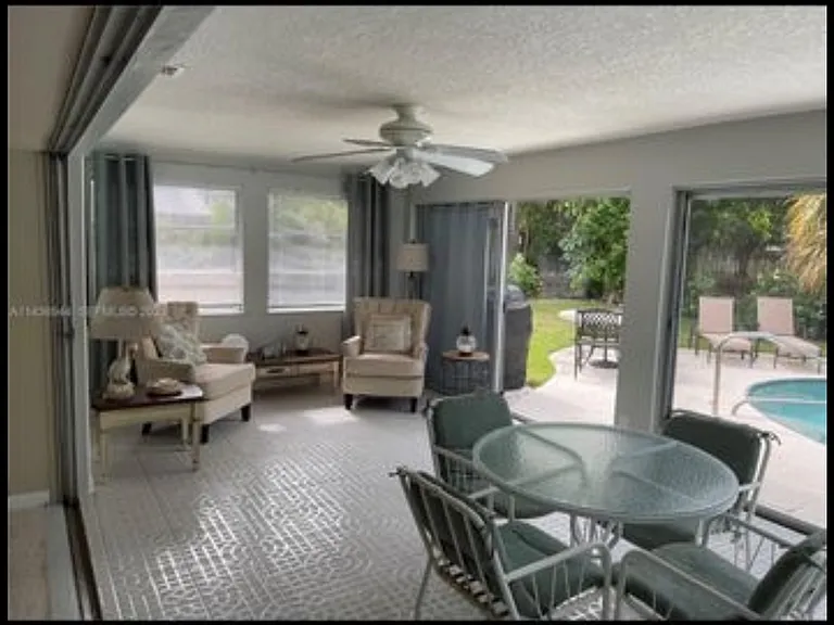 1241 Manor Dr — Photo 5