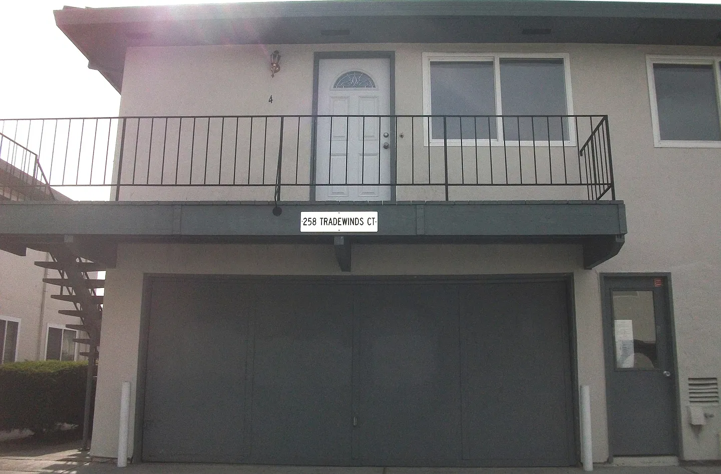 Completely remodeled top floor condo with garage — Photo 2