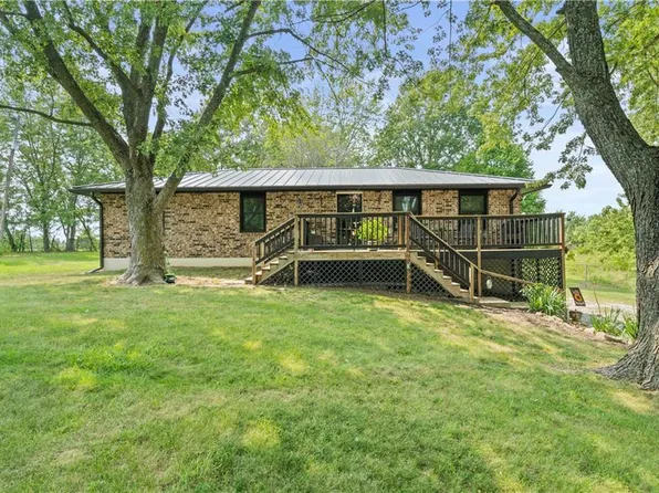 8720 S Corn Rd, Oak Grove, MO 64075