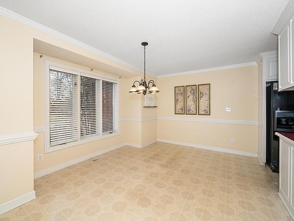 4th image of 609 W Academy St