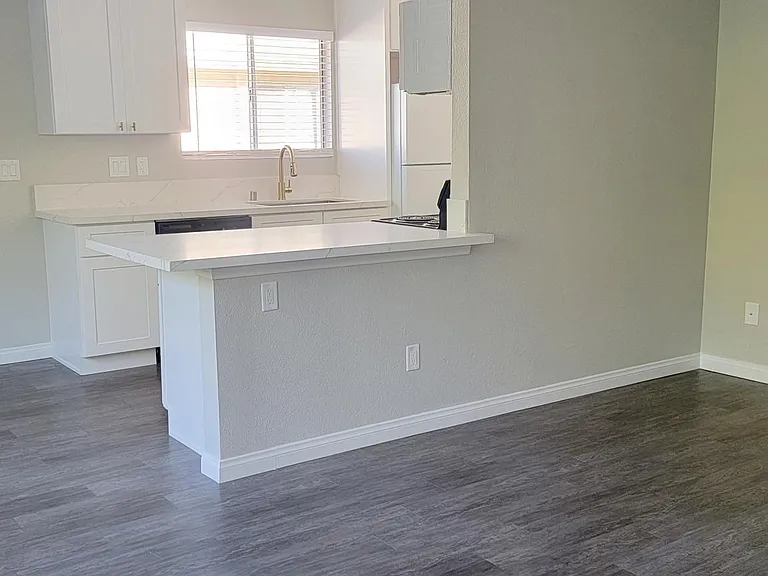 715 B St #14 — Photo 3