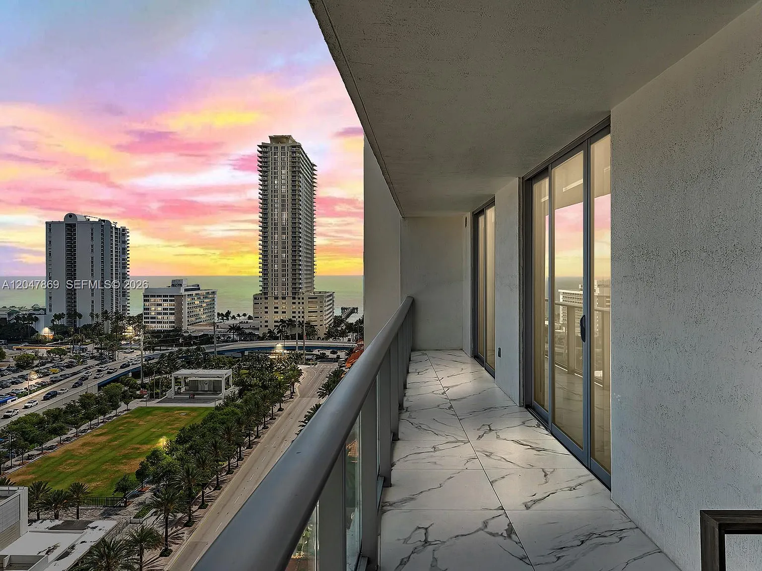 Parque Towers Condo — Photo 1