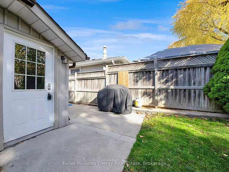 1137 Norman Cres #LOWER — Photo 5