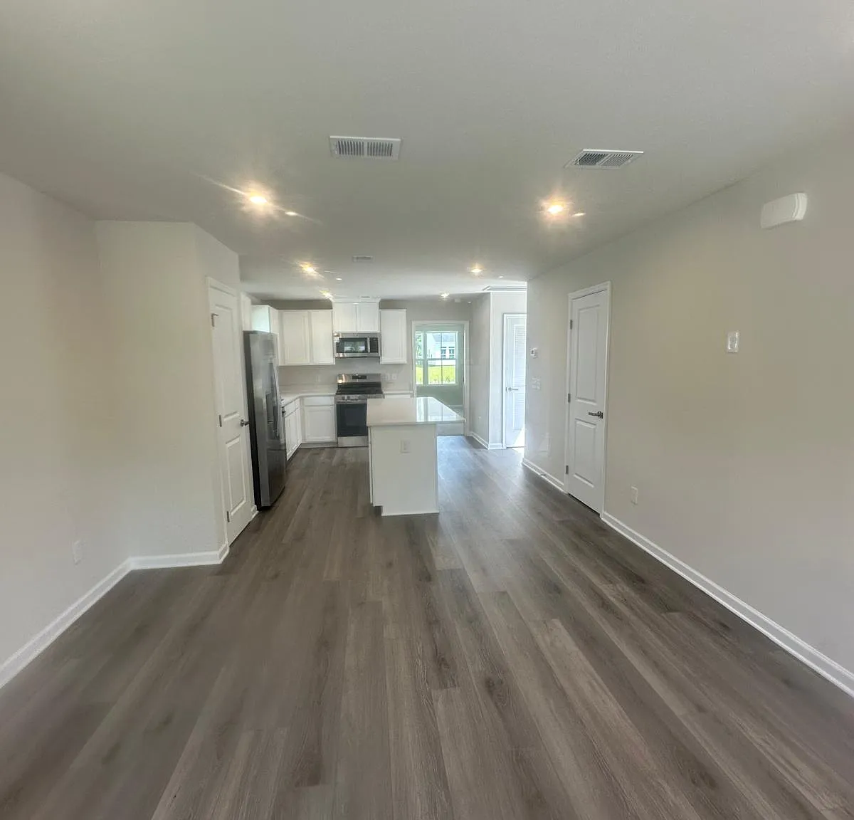3 bed, 2.5 bath, 1224 sqft, $2,610 — Photo 3