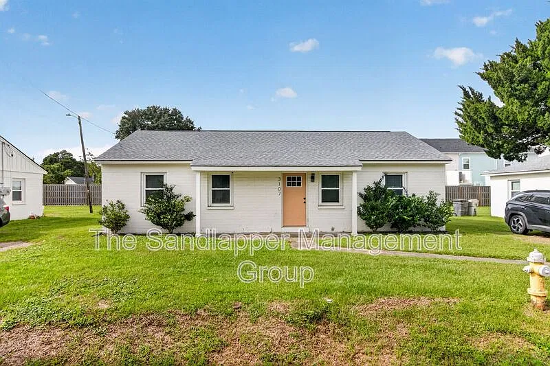 3 bed, 2.0 bath, 1000 sqft, $2,000 — Photo 2