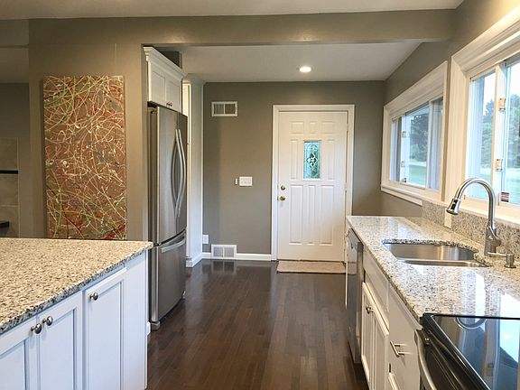 SS appliances & granite