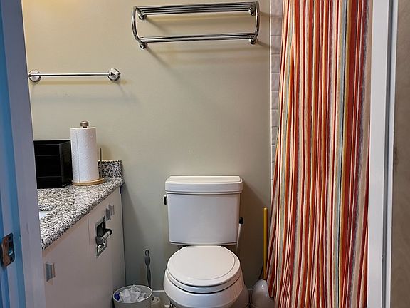 4th image of 921 E Huron St