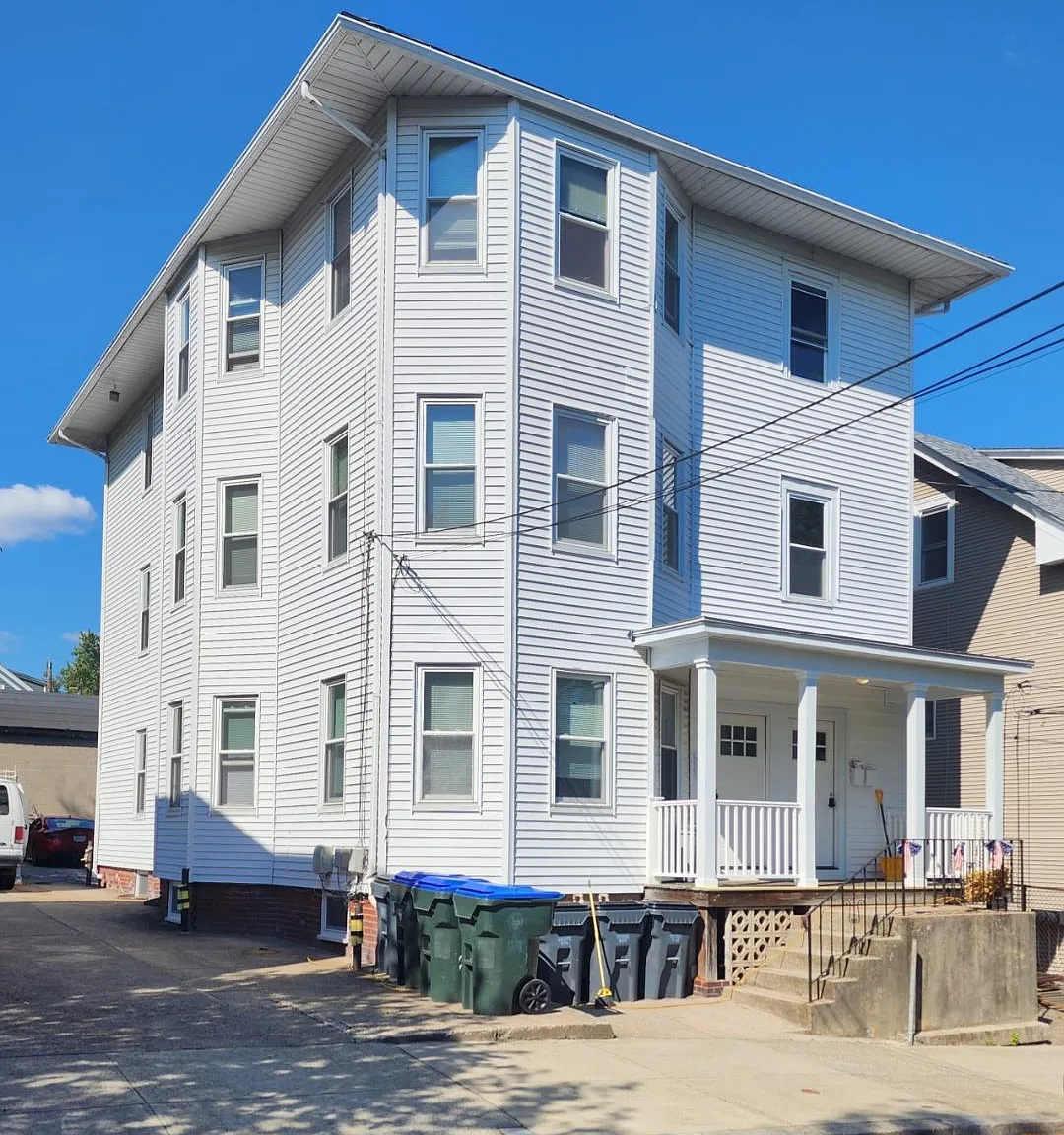 3 bed, 1300 sqft, $2,700 — Photo 1