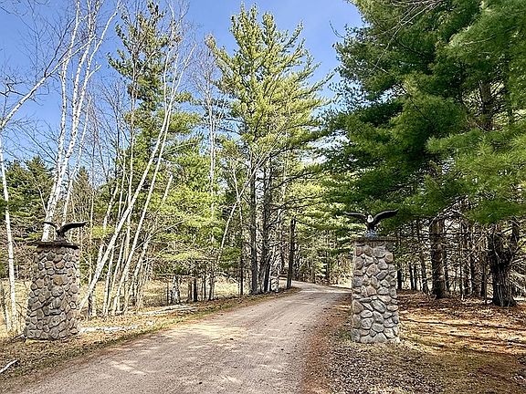 4th image of 13 Rock Ln