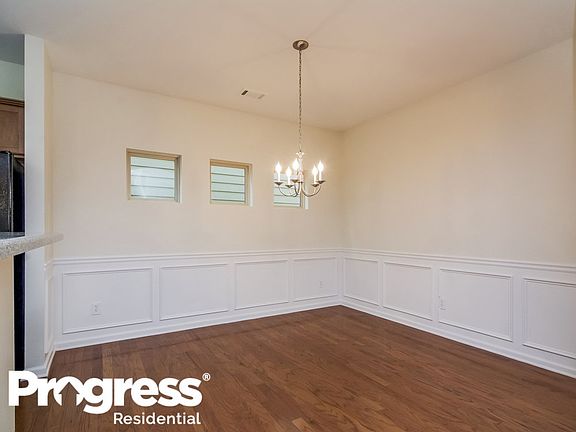 5th image of 322 Pin Oak Ave