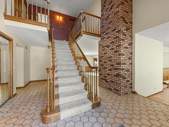 2nd image of 524 Meadow Ln