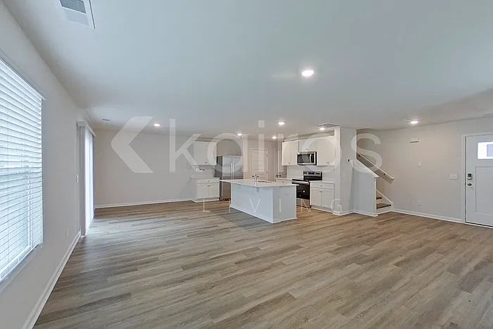 4 bed, 2.5 bath, 1927 sqft, $2,075 — Photo 2