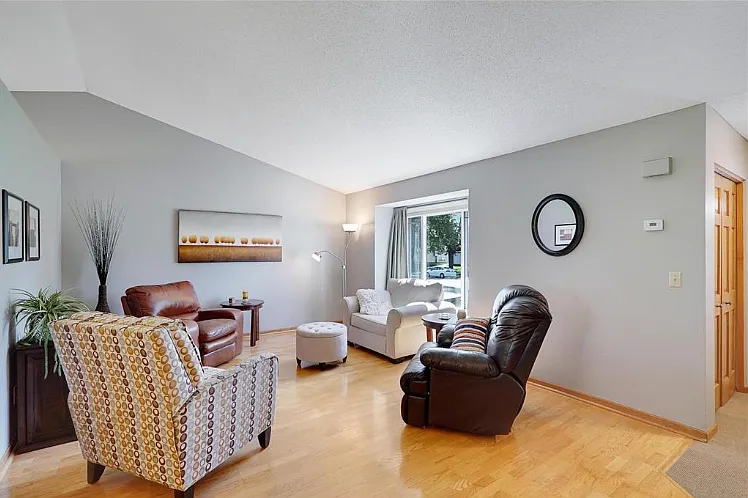 5 bed, 2800 sqft, $3,000 — Photo 3
