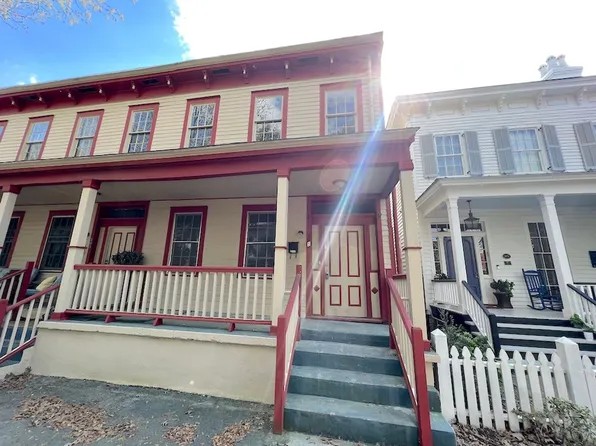 305 W Waldburg Ln, Savannah, GA 31401