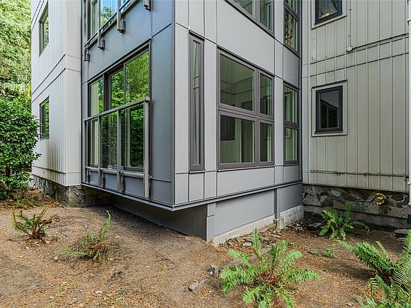 4th image of 1875 Lansdowne Rd #201