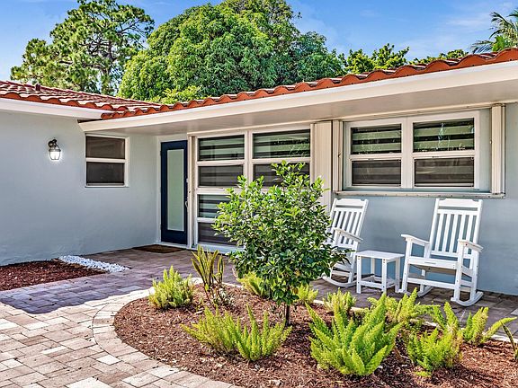 5th image of 823 SE 12th Avenue