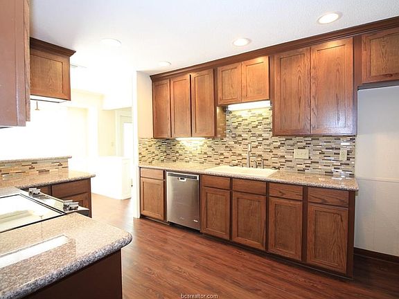 5th image of 1017 Rose Cir