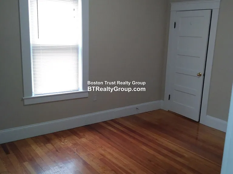 163 University Ave — Photo 10