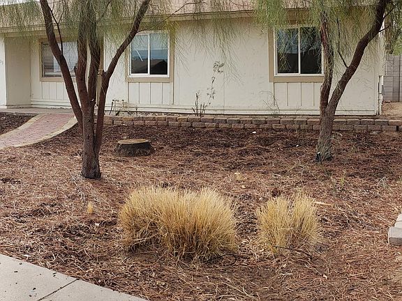 Front yard. 2 car garage. Double gate provides access to large backyard
