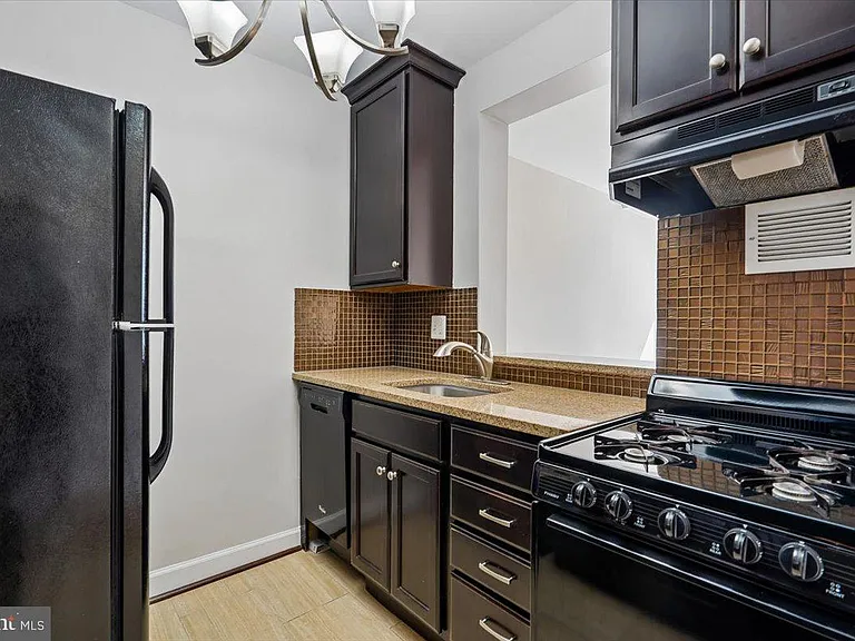 1121 Arlington Blvd #609 — Photo 4