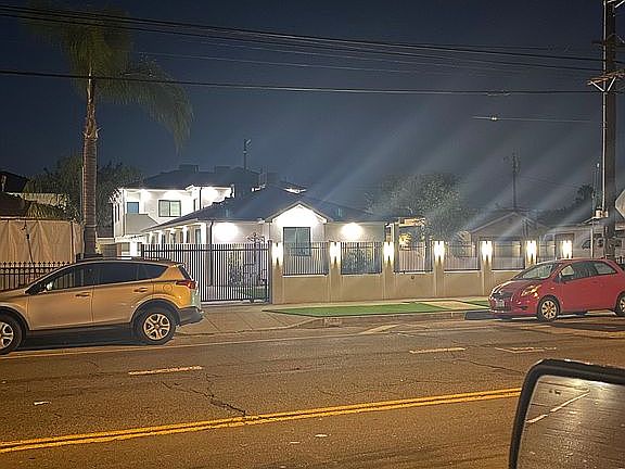4th image of 11040 Oxnard St