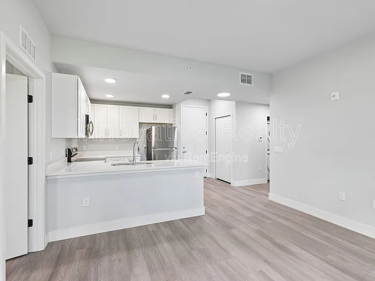 Las Palmas Apartments — Photo 42