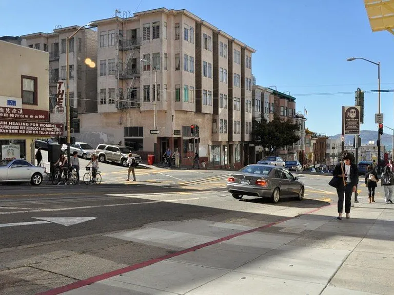 952 Powell St #14 — Photo 22