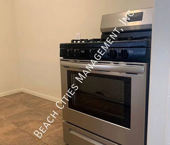945 E Carson St — Photo 14