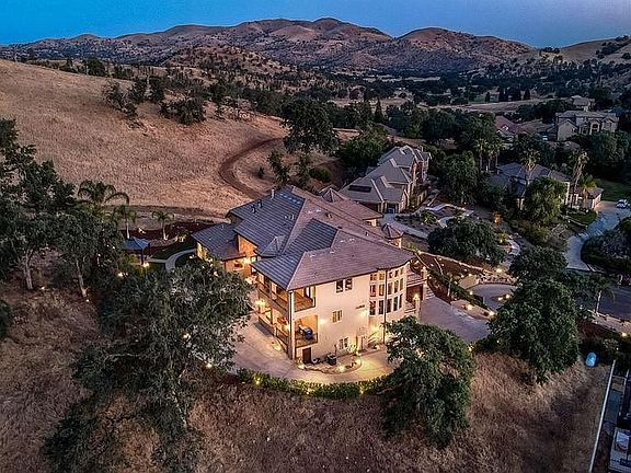 3rd image of 21819 Trestle Glen Ln