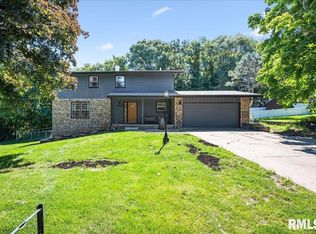 2212 Mayflower Dr, Pekin, IL