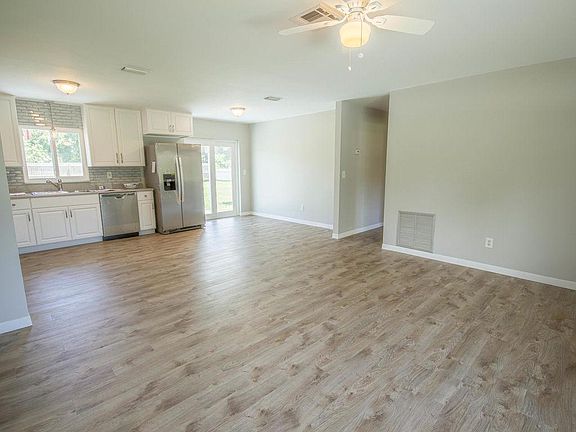 3rd image of 370 Oleander Pl