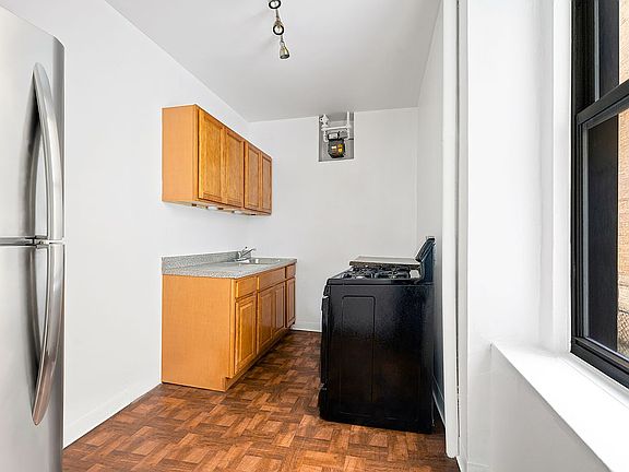 3rd image of 834 Riverside Dr APT 1E
