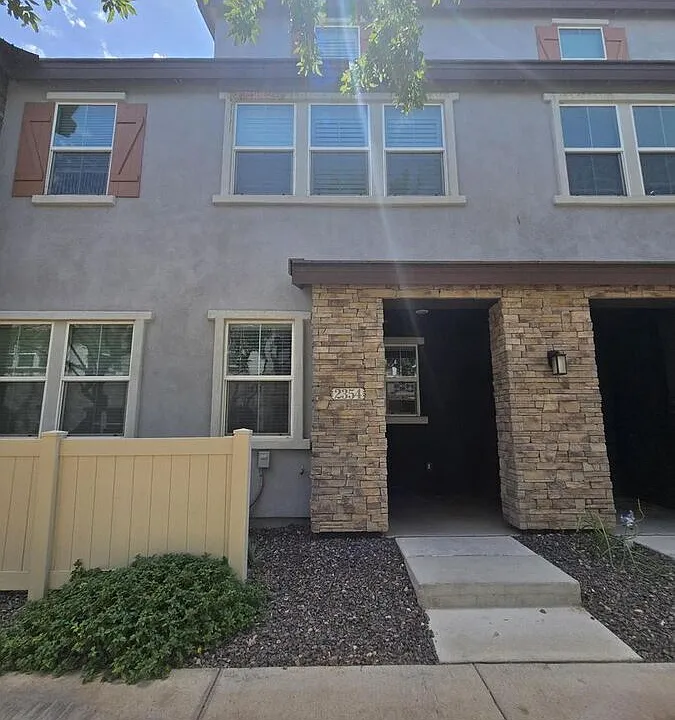 2354 E Huntington Dr