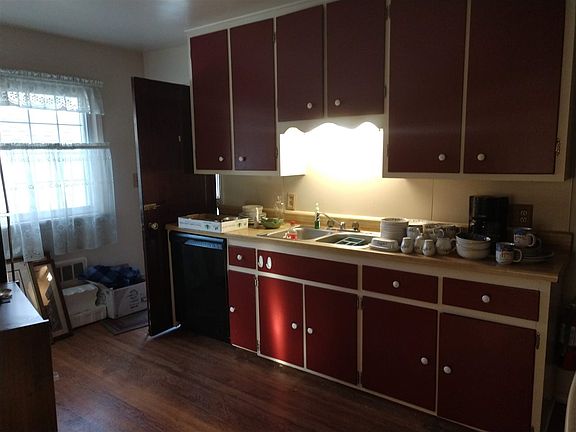 3rd image of 609 Elm St