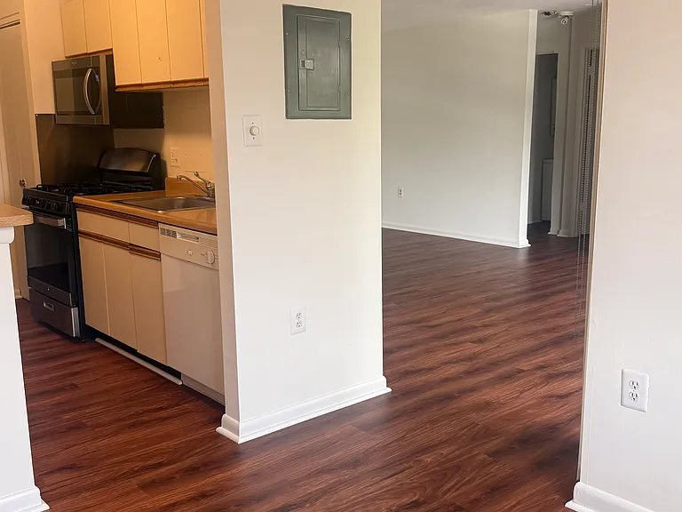 2842 Dover Ln #304 — Photo 8