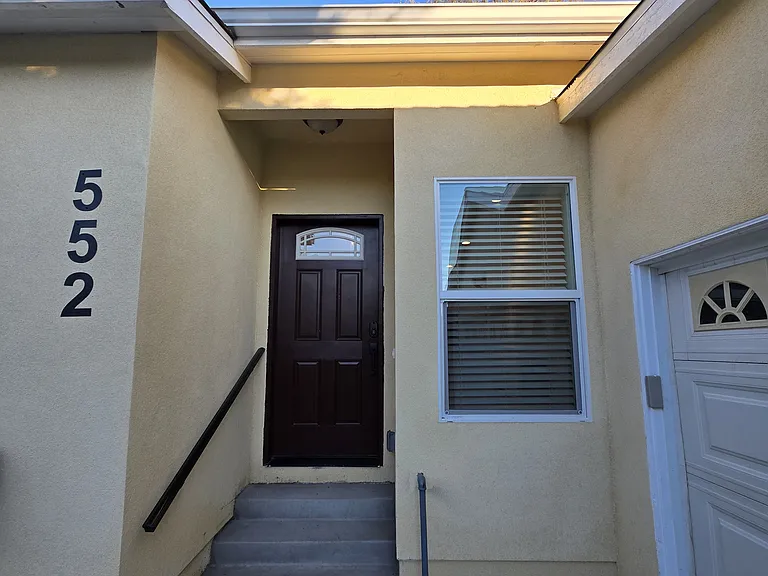 552 W Howard St — Photo 2