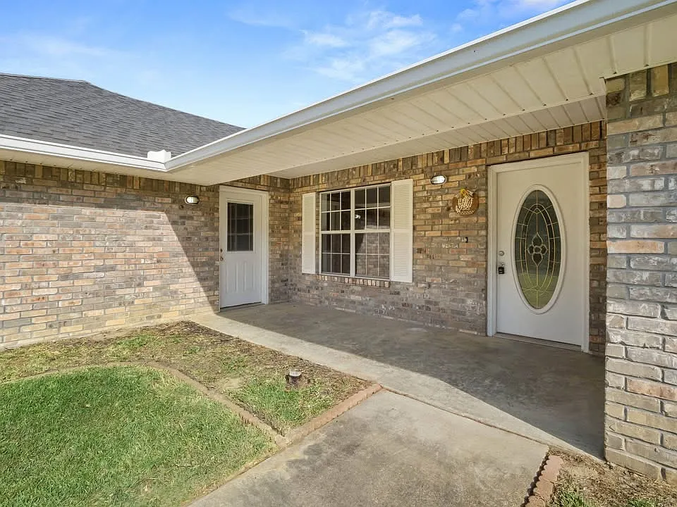 4 bed, 2600 sqft, $2,100 — Photo 4