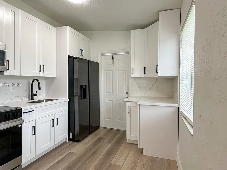 550 NW 15th Ct — Photo 1