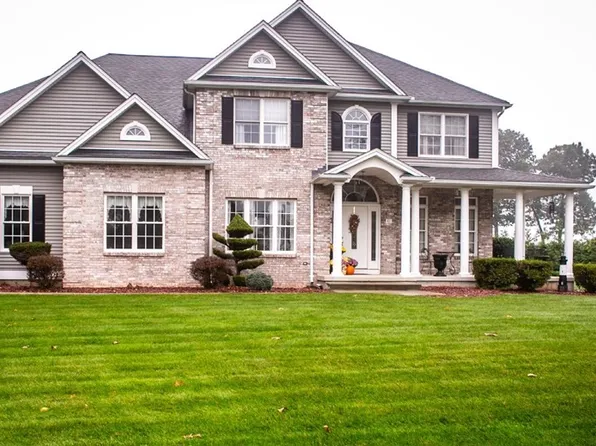 41 Camelot Ln, Westfield, MA 01085