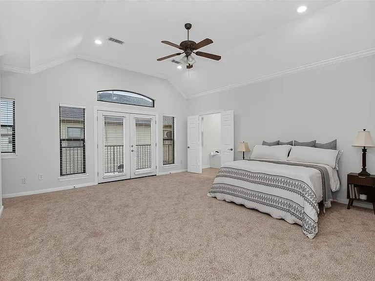 2304 Jackson St — Photo 9