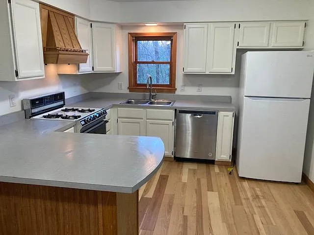 3 bed, 1800 sqft, $3,395 — Photo 3