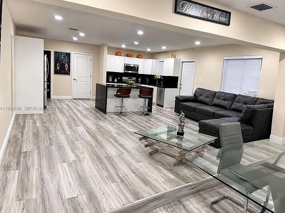 5th image of 52 E 50th Pl