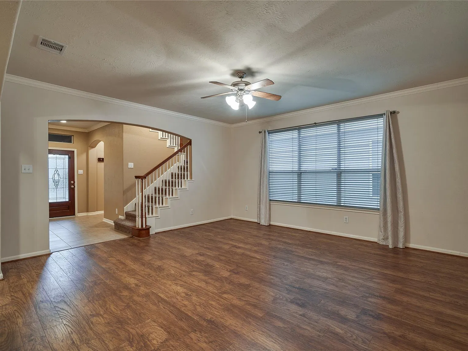 3 bed, 2.5 bath, 2035 sqft, $2,200 — Photo 4