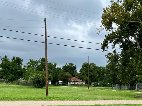 1006 N Polk Ave, Cameron, TX 76520