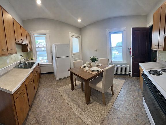 3rd image of 331 Grant St #2